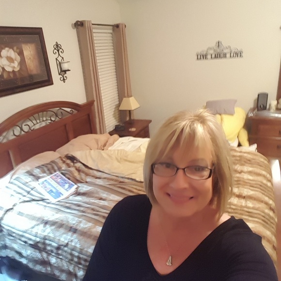 Meet your Posher, Janet - Picture 2 of 2